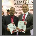 Dua Orang Pegawai Perkhidmatan Pendidikan Menerima APC KPM 2017