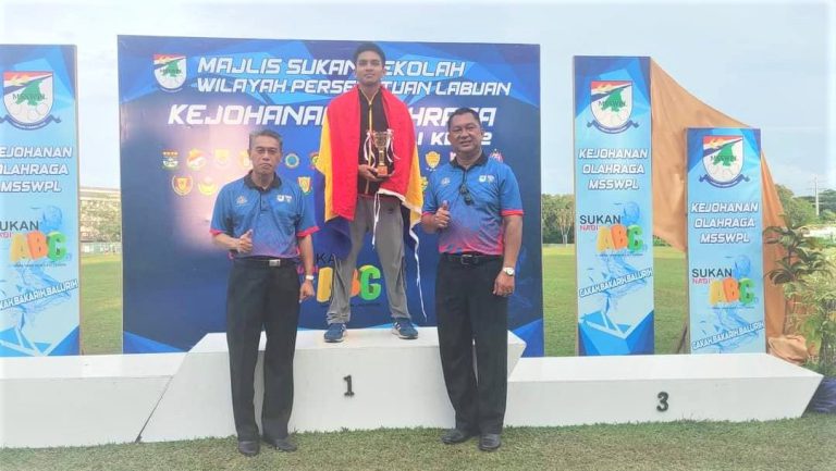 Encik Yusup Haji Mohamad, Pengarah Jabatan Pendidikan WP Labuan (kiri) bersama adik Mikhail (tengah) dan Encik Rosli Guru Besar SK Patau-Patau