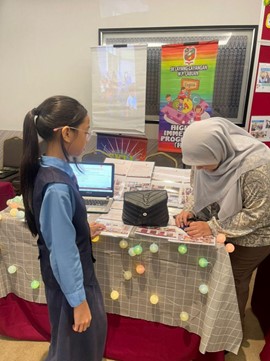 Ketua Panitia Bahasa Inggeris SK Layang-layangan, Cikgu Ruhaida Mokhtar hadir memberikan sokongan