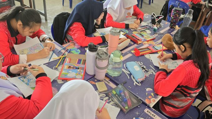 Pelajar 2 UPM sedang menyiapkan Seni Visual